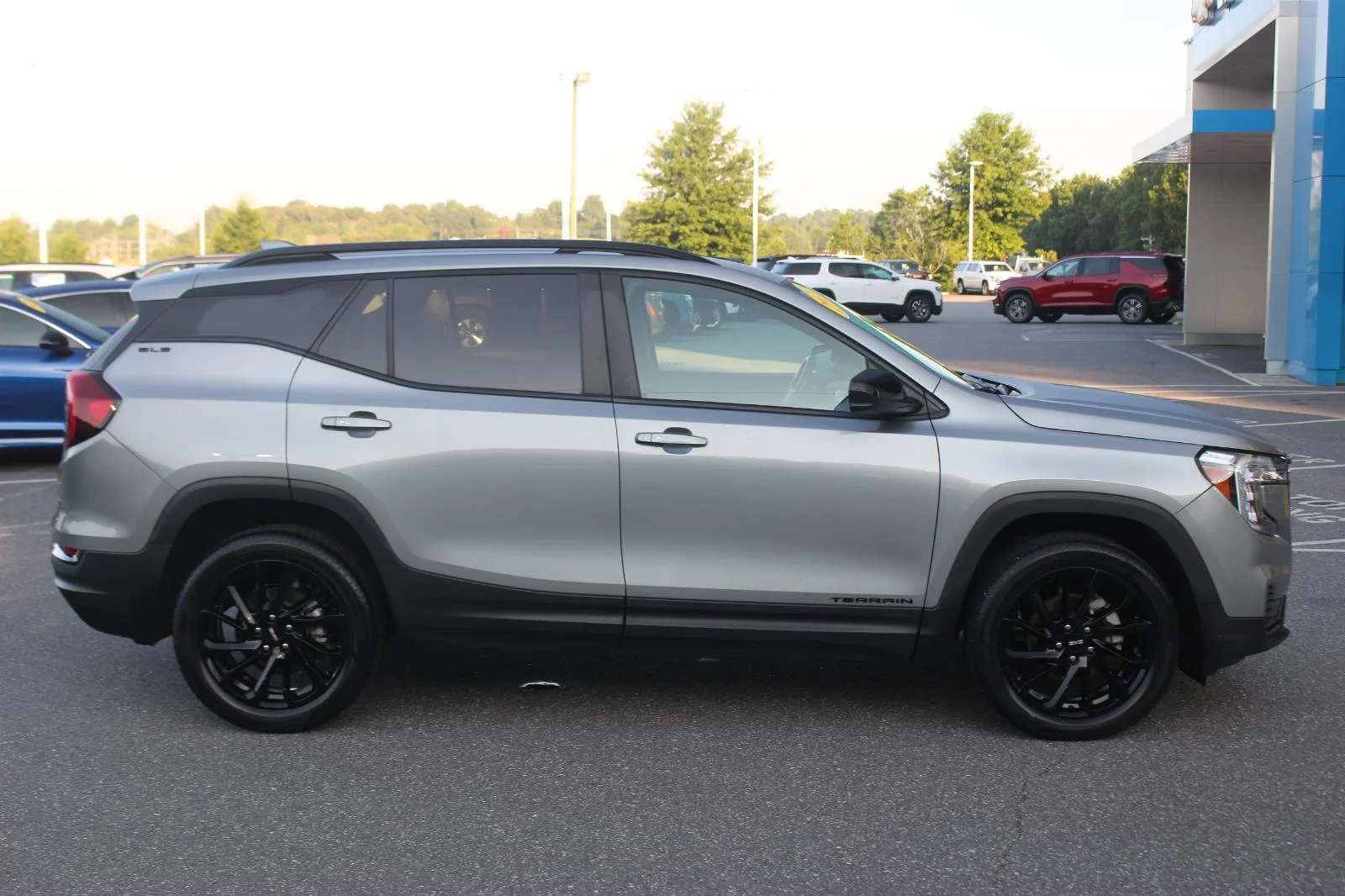 Used 2023 Sterling Metallic GMC SLE image 8