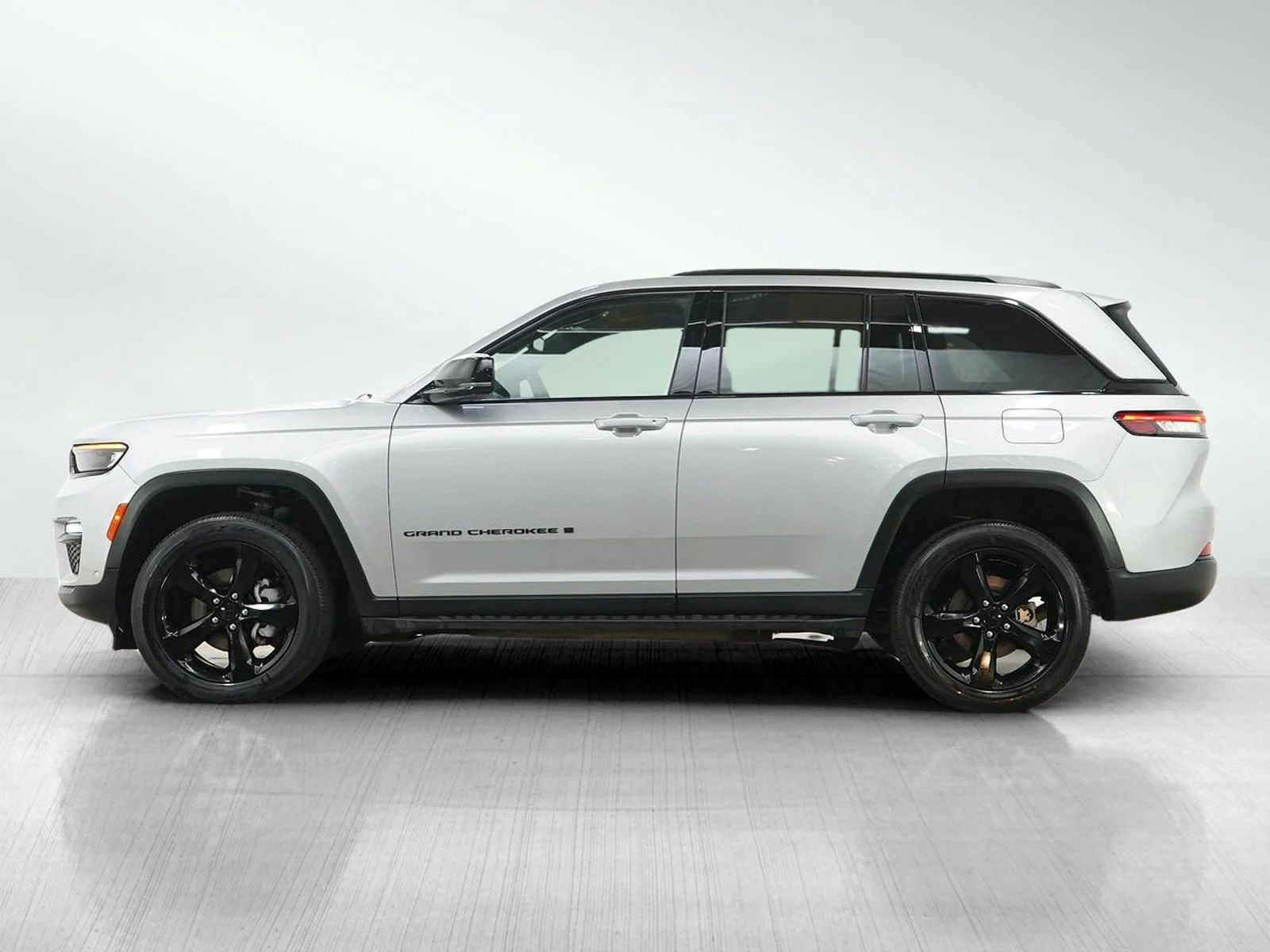 Used 2024 Silver Zynith Jeep Limited image 4