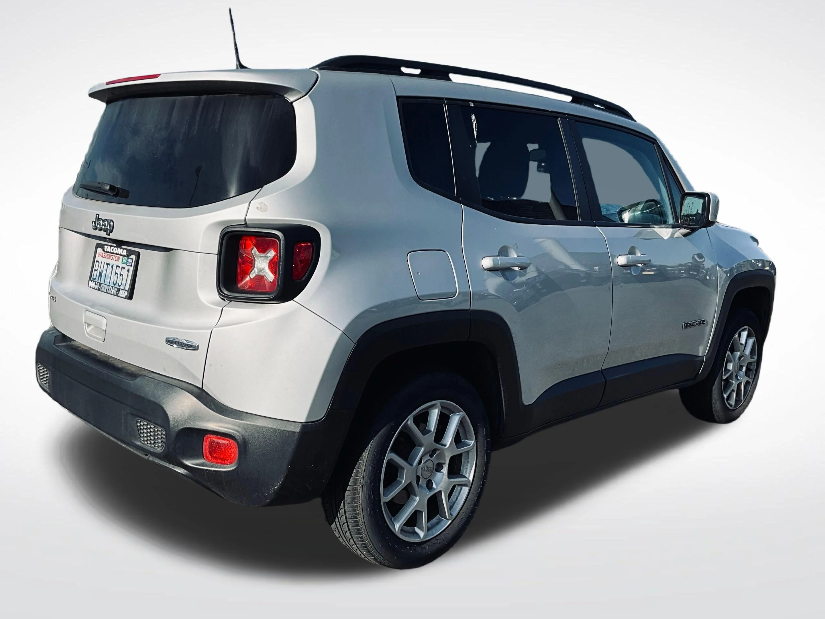 Used 2020 Silver Jeep Latitude image 2