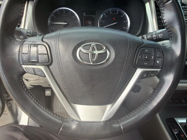 Used 2017 Silver Toyota XLE image 16