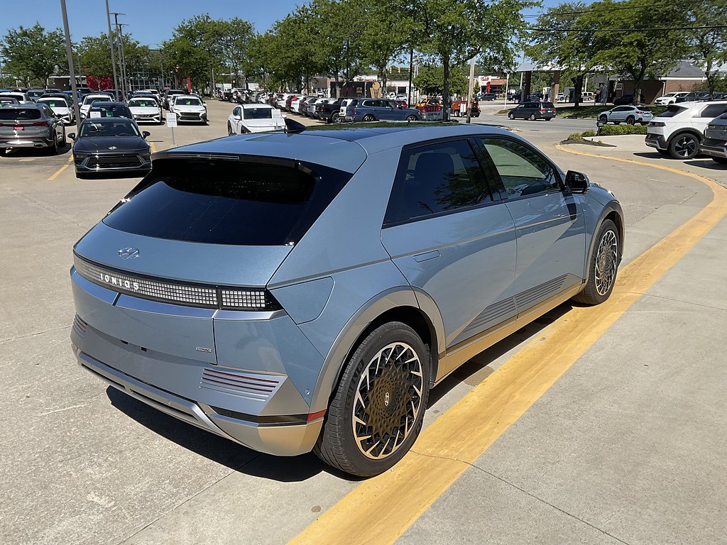 2024 Hyundai IONIQ 5 Limited - Photo 3