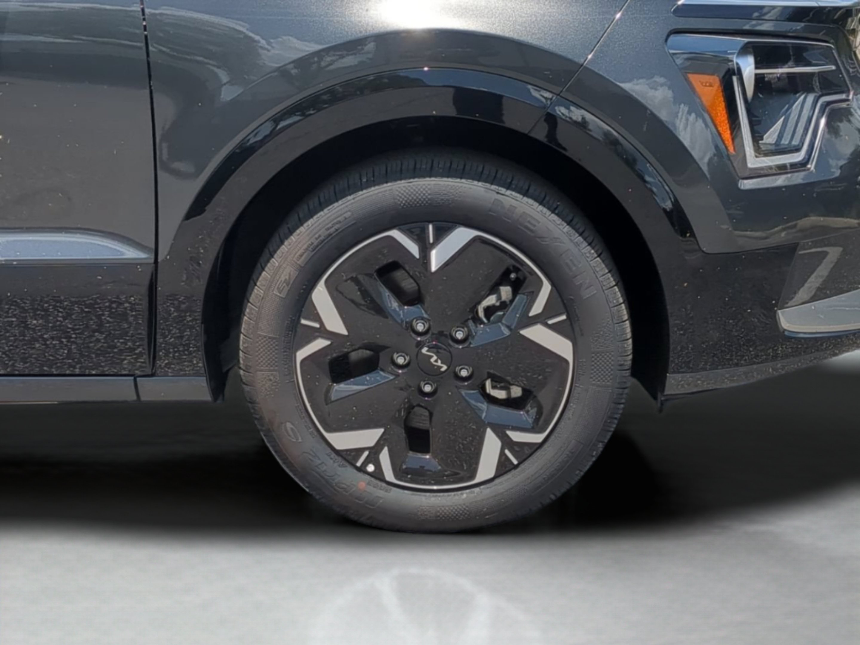 New 2026 Interstellar Gray Kia Wind image 28