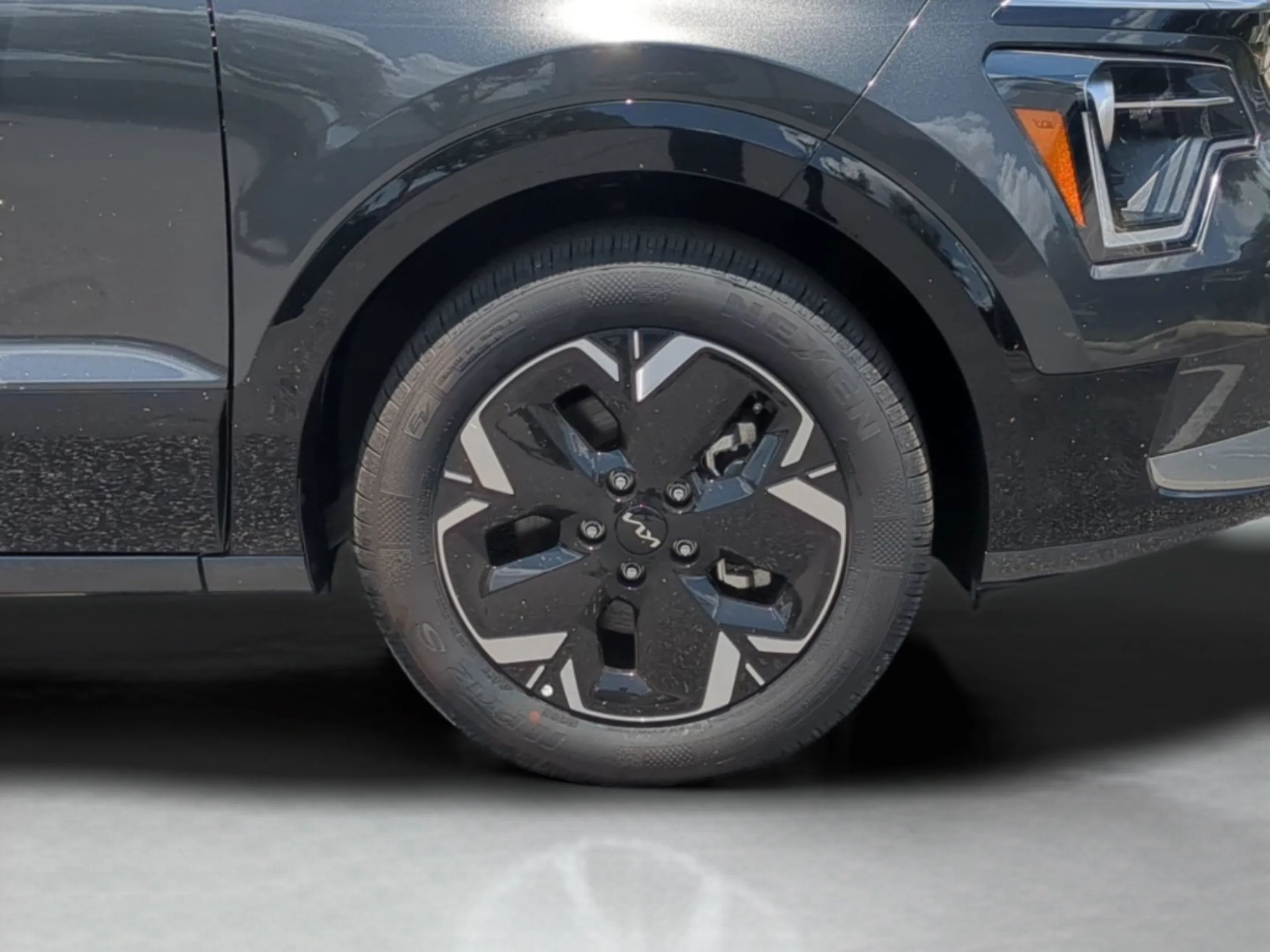 New 2026 Interstellar Gray Kia Wind image 28
