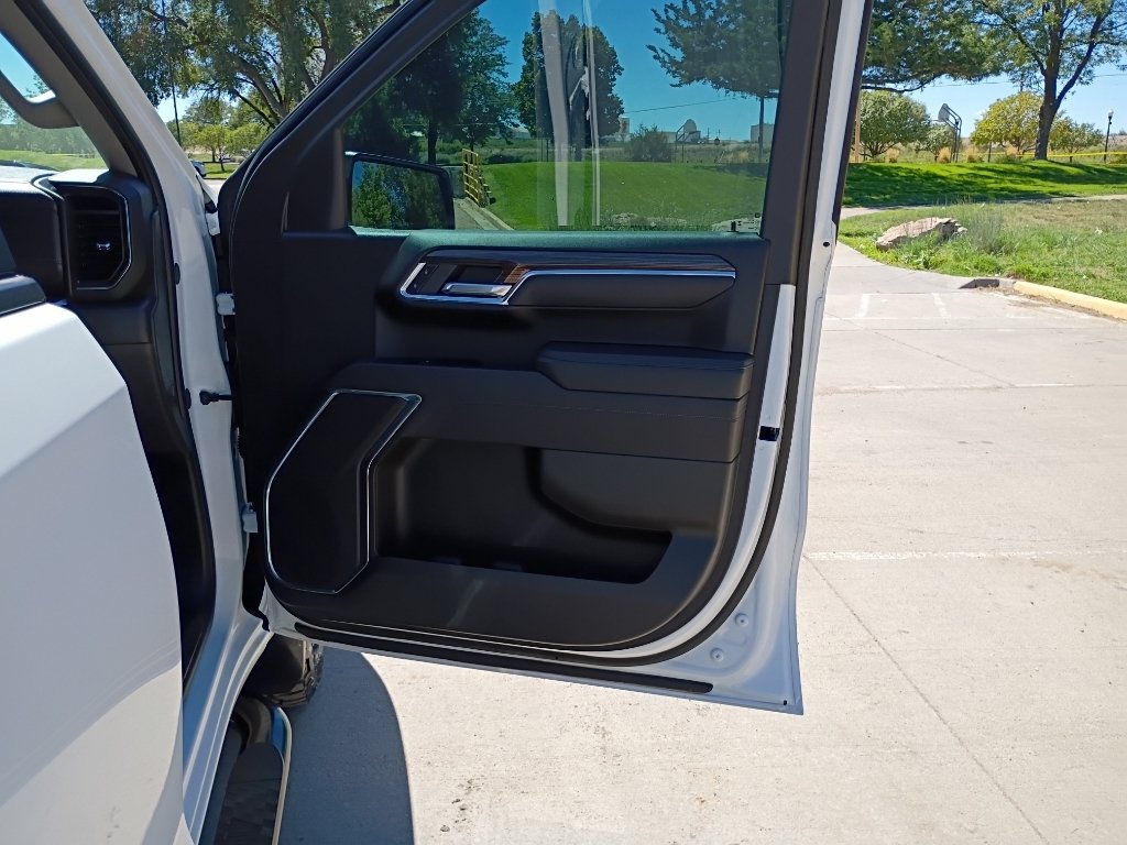 Used 2025 Summit White Chevrolet LT Trail Boss image 10