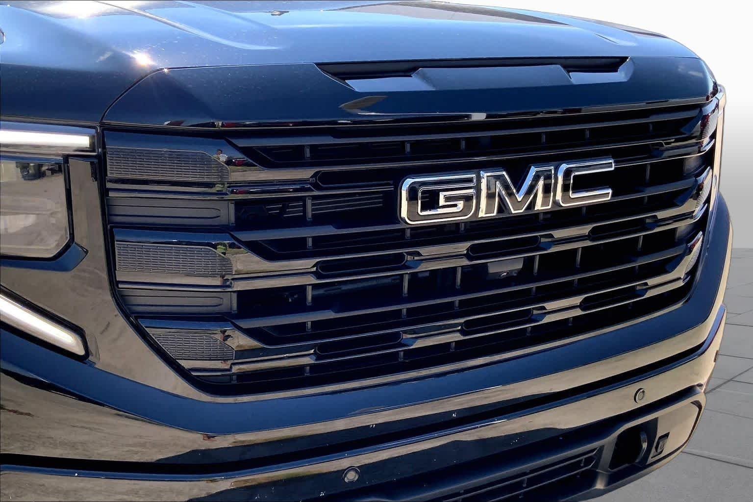Used 2025 Onyx Black GMC Elevation image 29