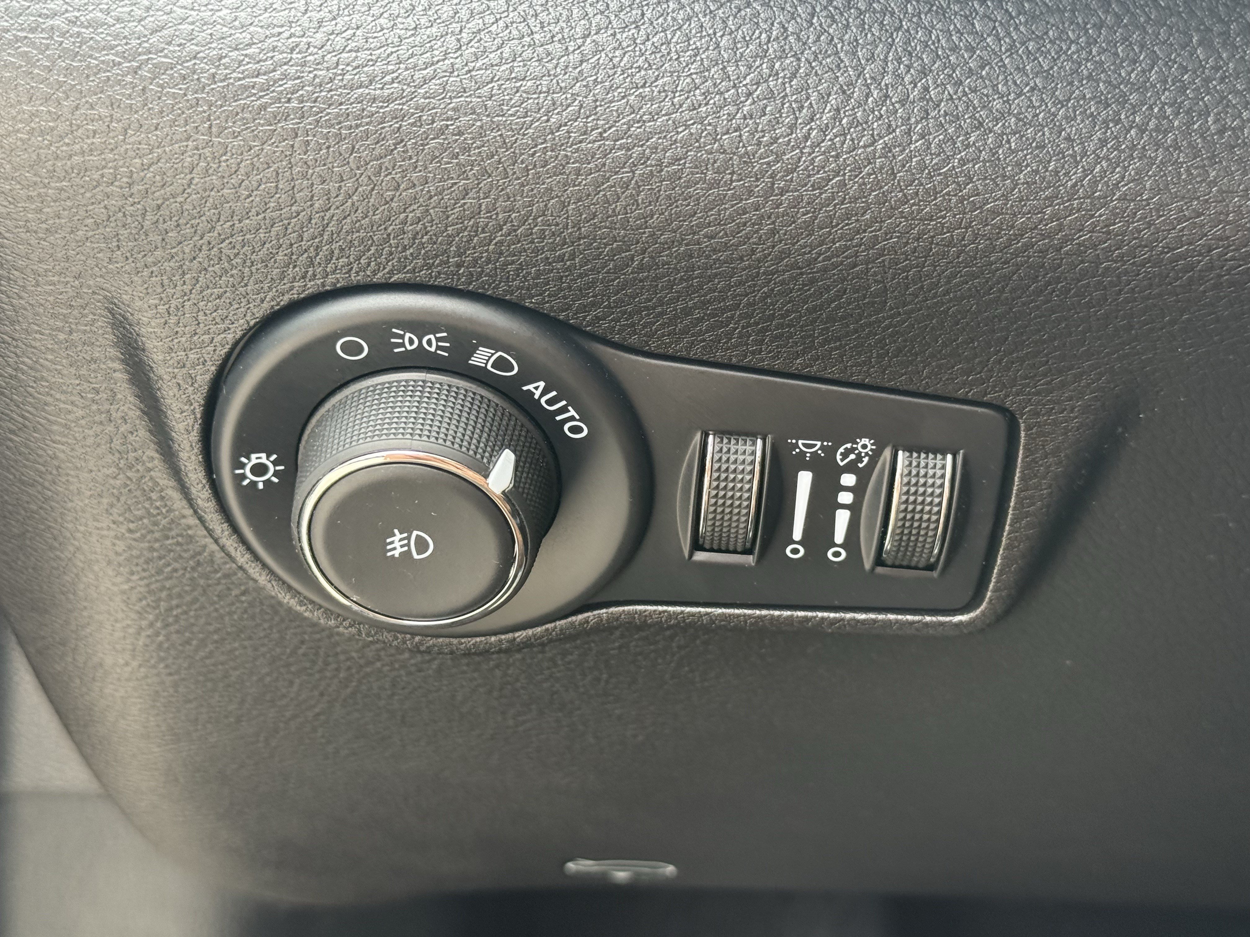 Used 2025 Diamond Black Crystal Pearlcoat Jeep Latitude image 24