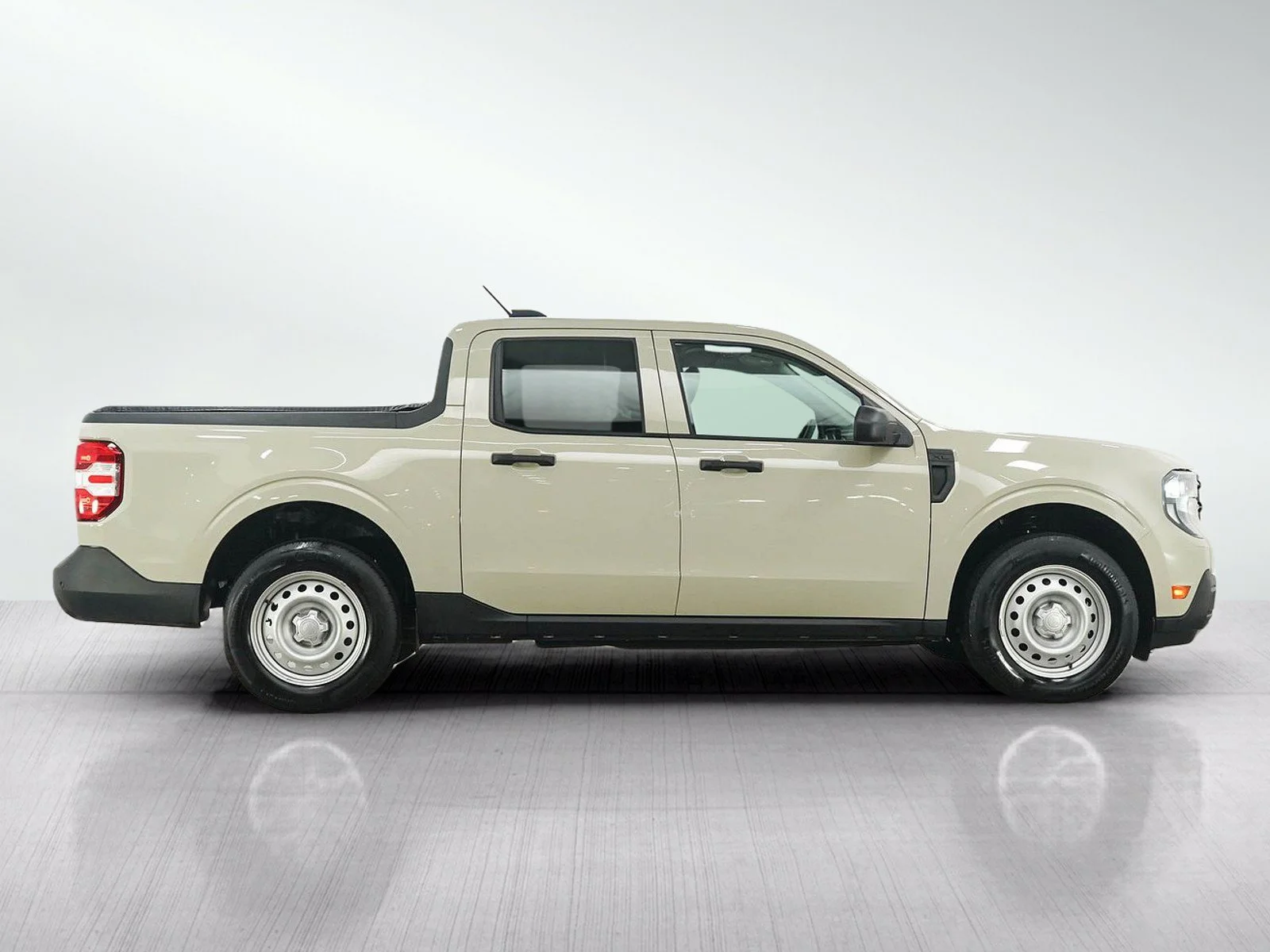 Used 2025 Beige Ford XL image 7