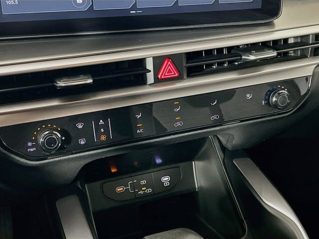 Used 2025  Kia LX image 19