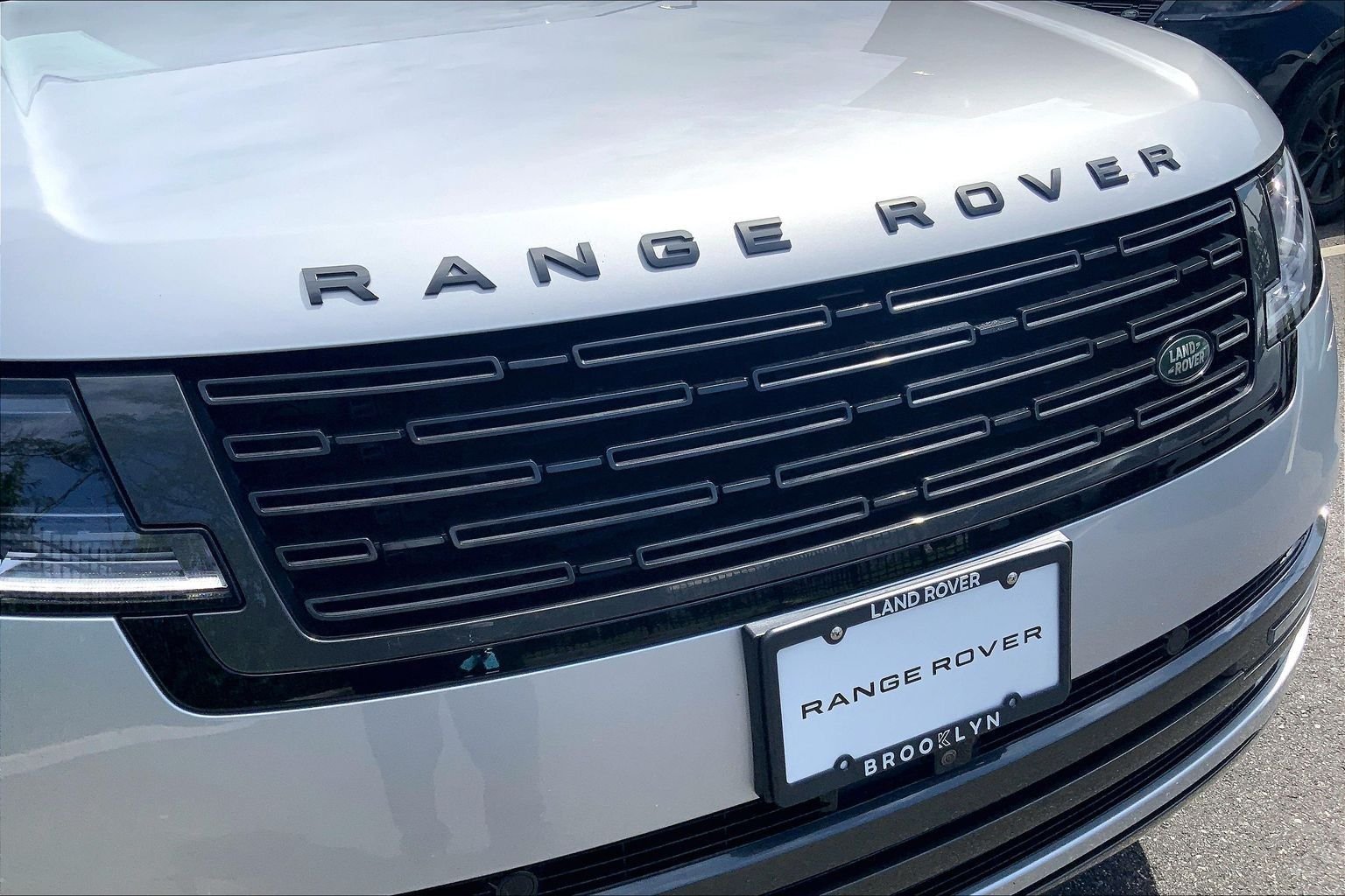 Certified Used 2025 Hakuba Silver Metallic Land Rover SE image 30
