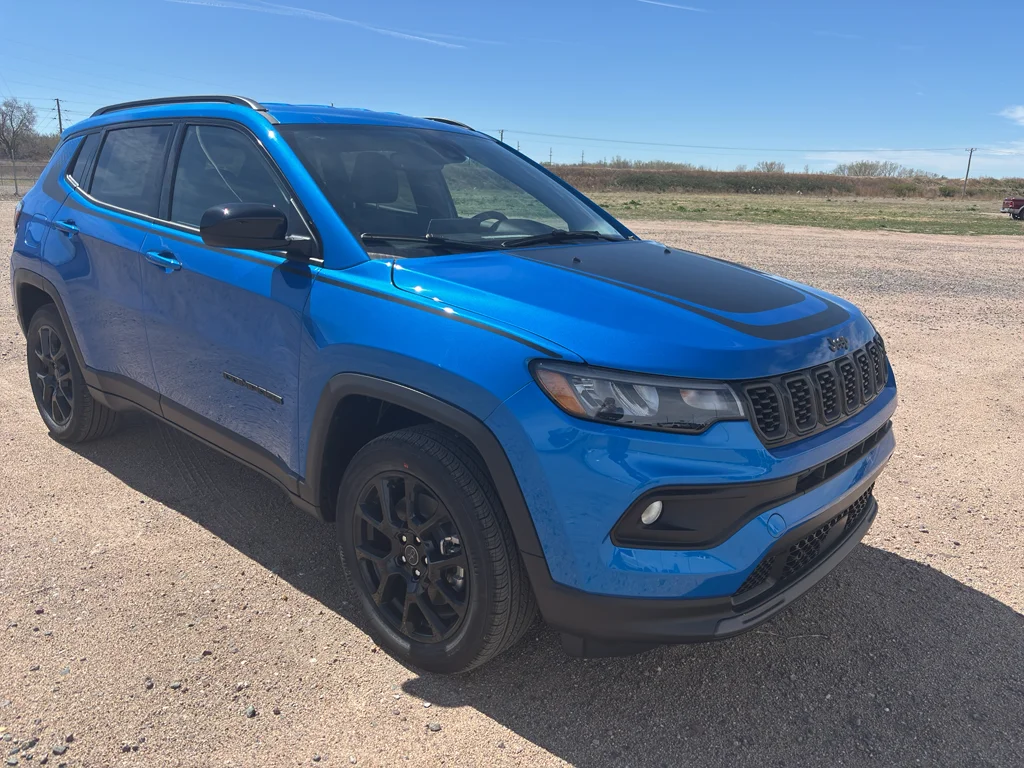 New 2026 Hydro Blue Pearl-Coat Exterior Paint Jeep Latitude Altitude image 13