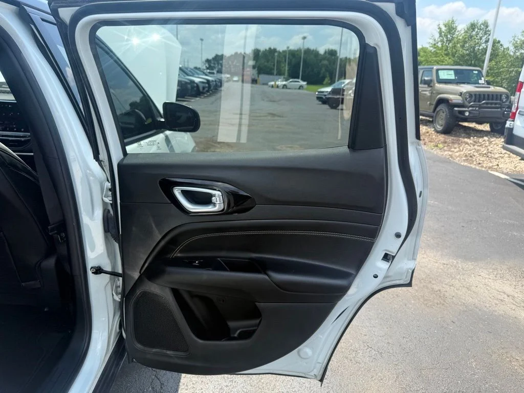 Used 2022 White Jeep Latitude image 44