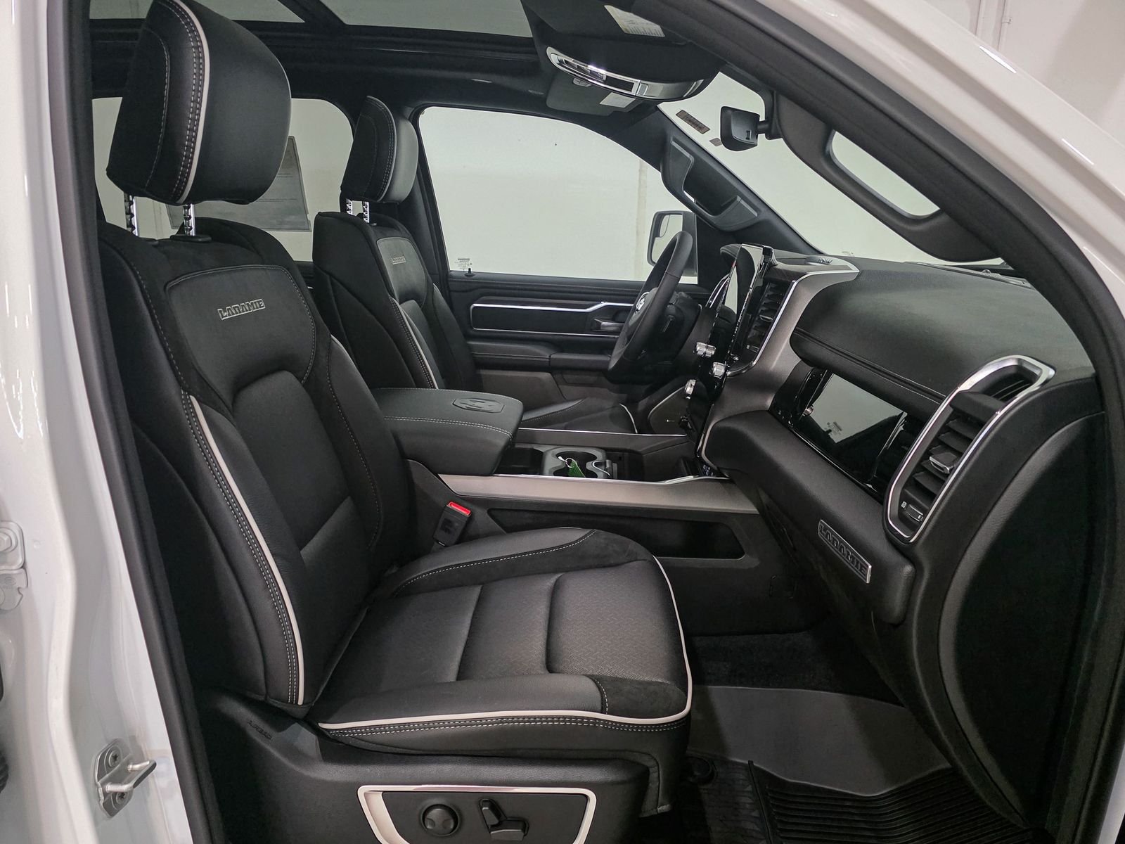 2026 RAM 1500 Laramie - Photo 22