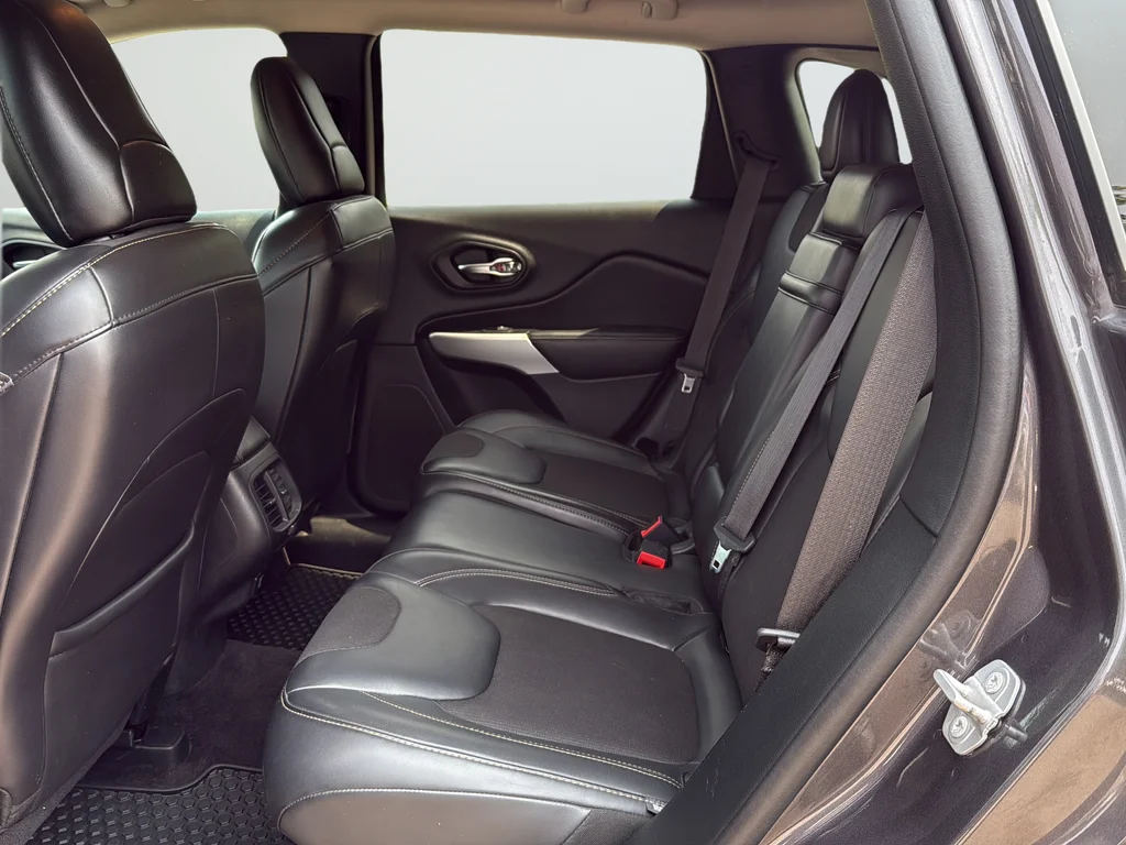 Used 2018 Gray Jeep Latitude Plus image 24