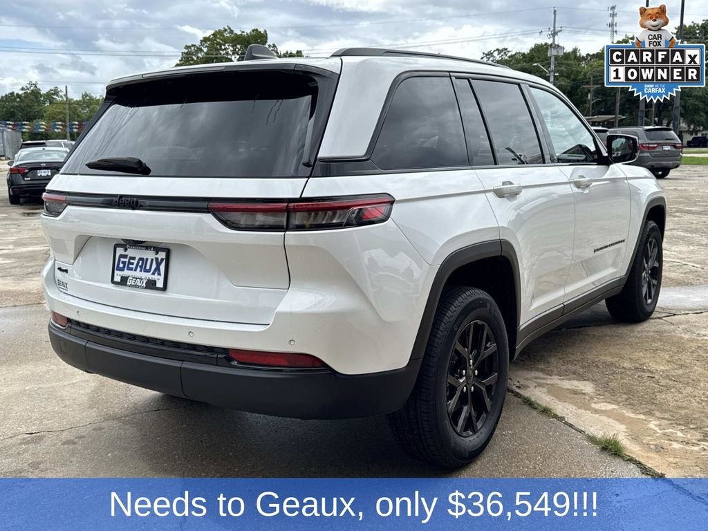 Used 2025 White Jeep Altitude image 16