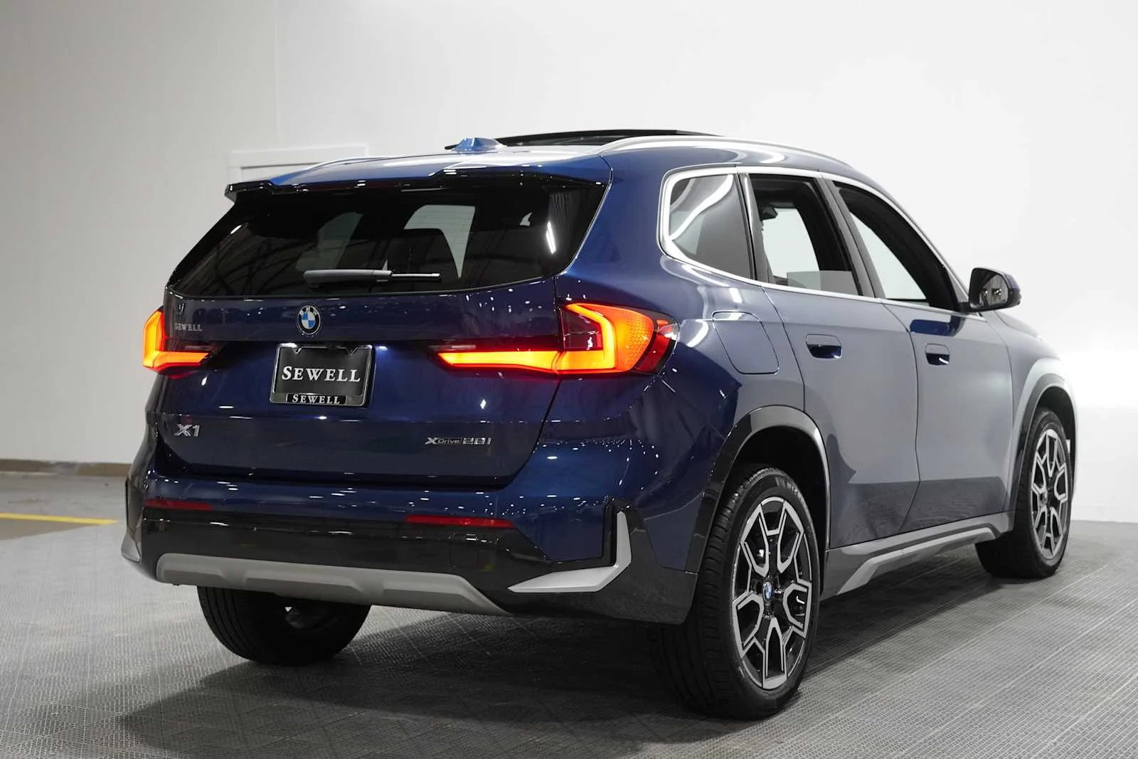 Used 2025 Phytonic Blue Metallic BMW xDrive28i image 4