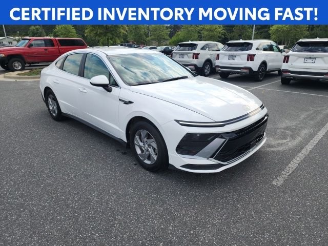 Certified Used 2025 White Hyundai SE image 1