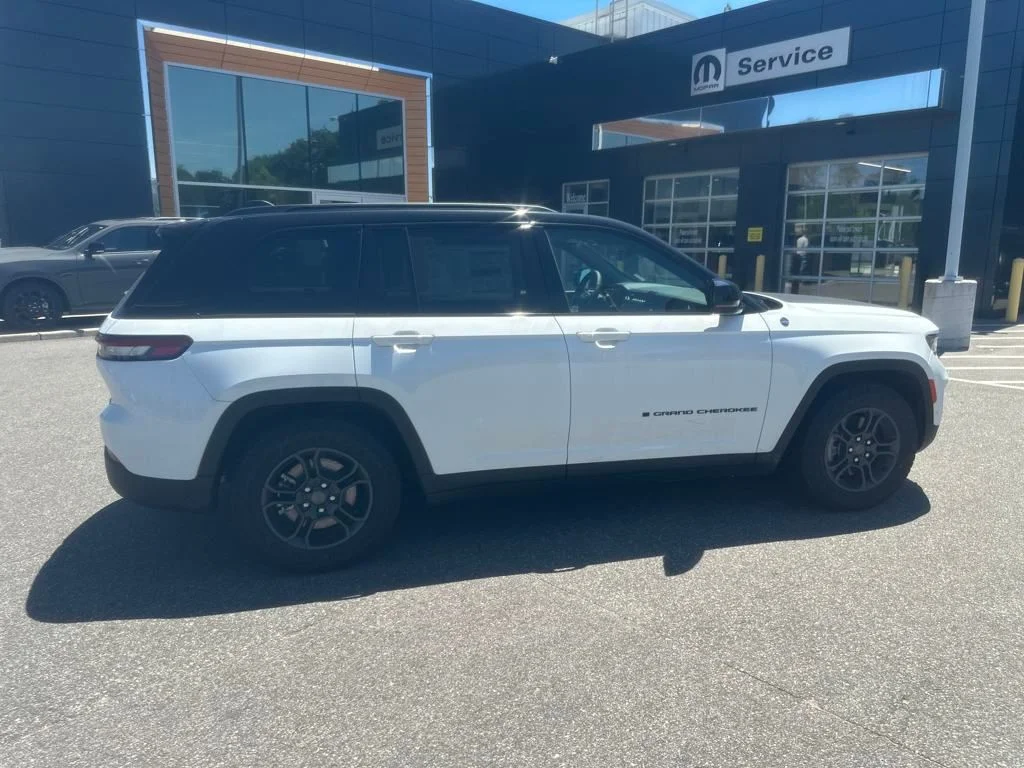 New 2024 Bright White Clear-Coat Exterior Paint Jeep Trailhawk 4xe image 14