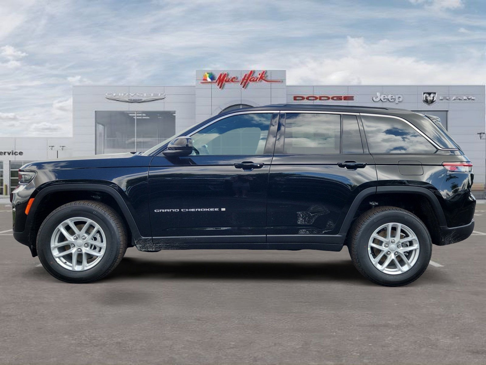 New 2026 Diamond Black Crystal Pearl-Coat Exterior Paint Jeep Laredo image 2