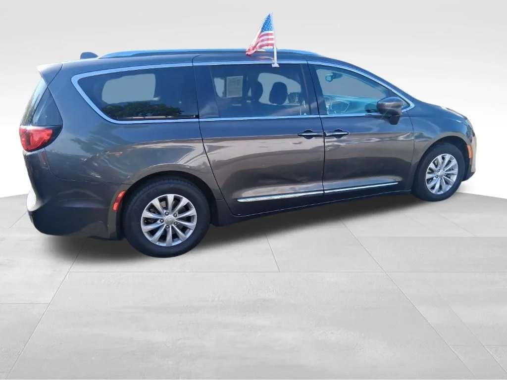 Used 2018 Gray Chrysler Touring L image 5