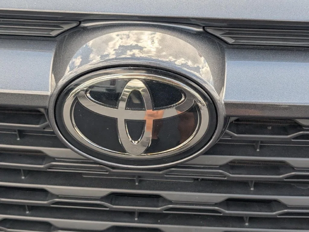 Used 2021 Magnetic Gray Met Toyota XLE Premium image 3