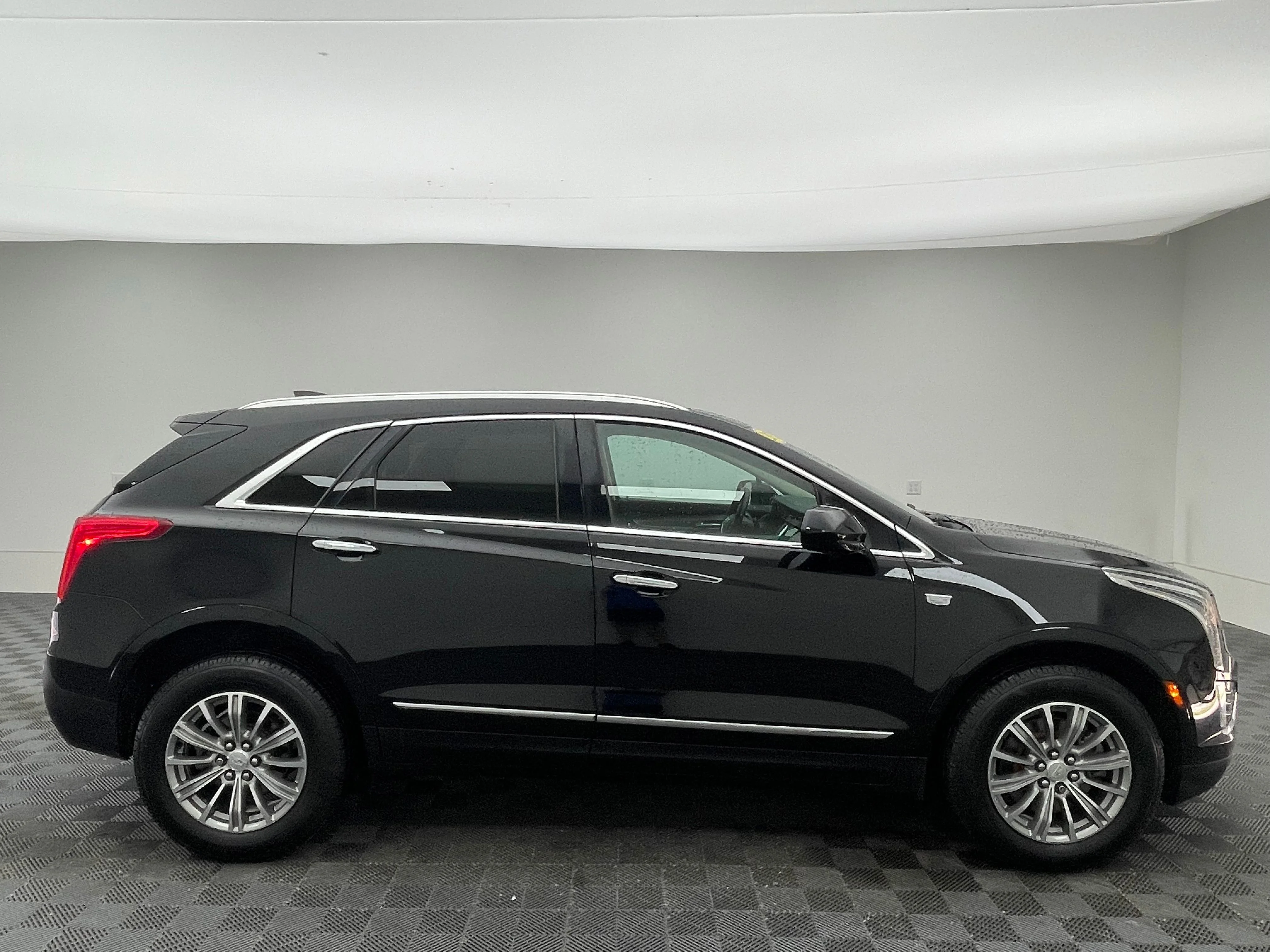 Used 2017 Stellar Black Metallic Cadillac Luxury image 7