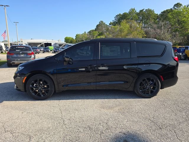 New 2026 Diamond Black Crystal Pearl-Coat Exterior Paint Chrysler Select image 6