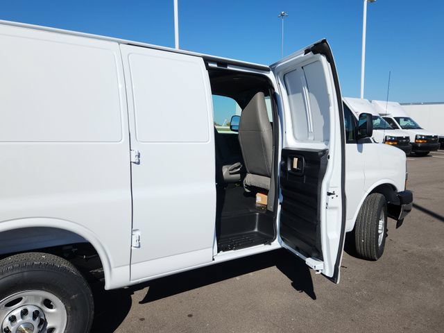 New 2025 Summit White Chevrolet WT image 19
