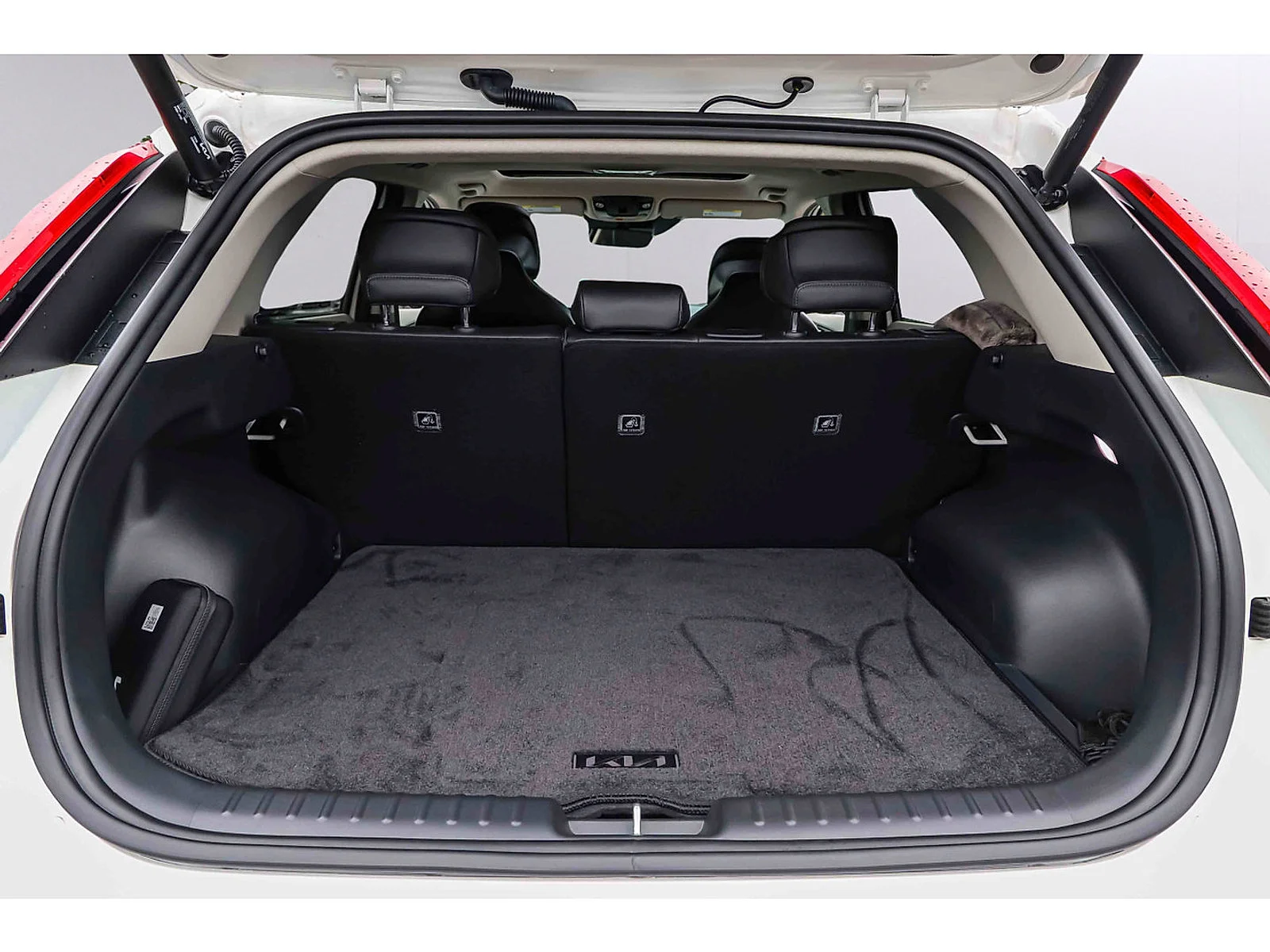 Certified Used 2025 Snow White Pearl Kia Wave image 23