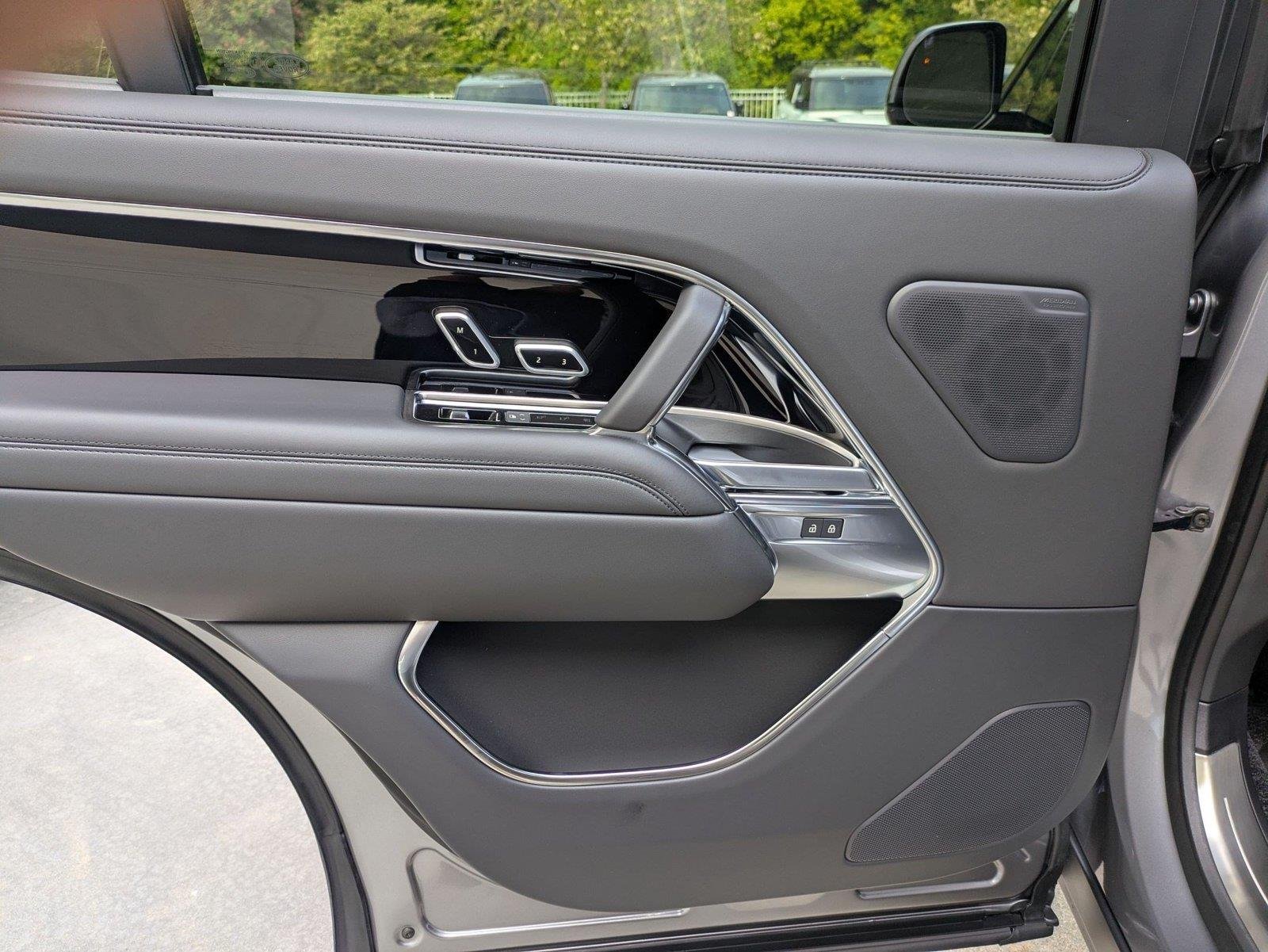 New 2026 Eiger Grey Metallic Land Rover SE image 25