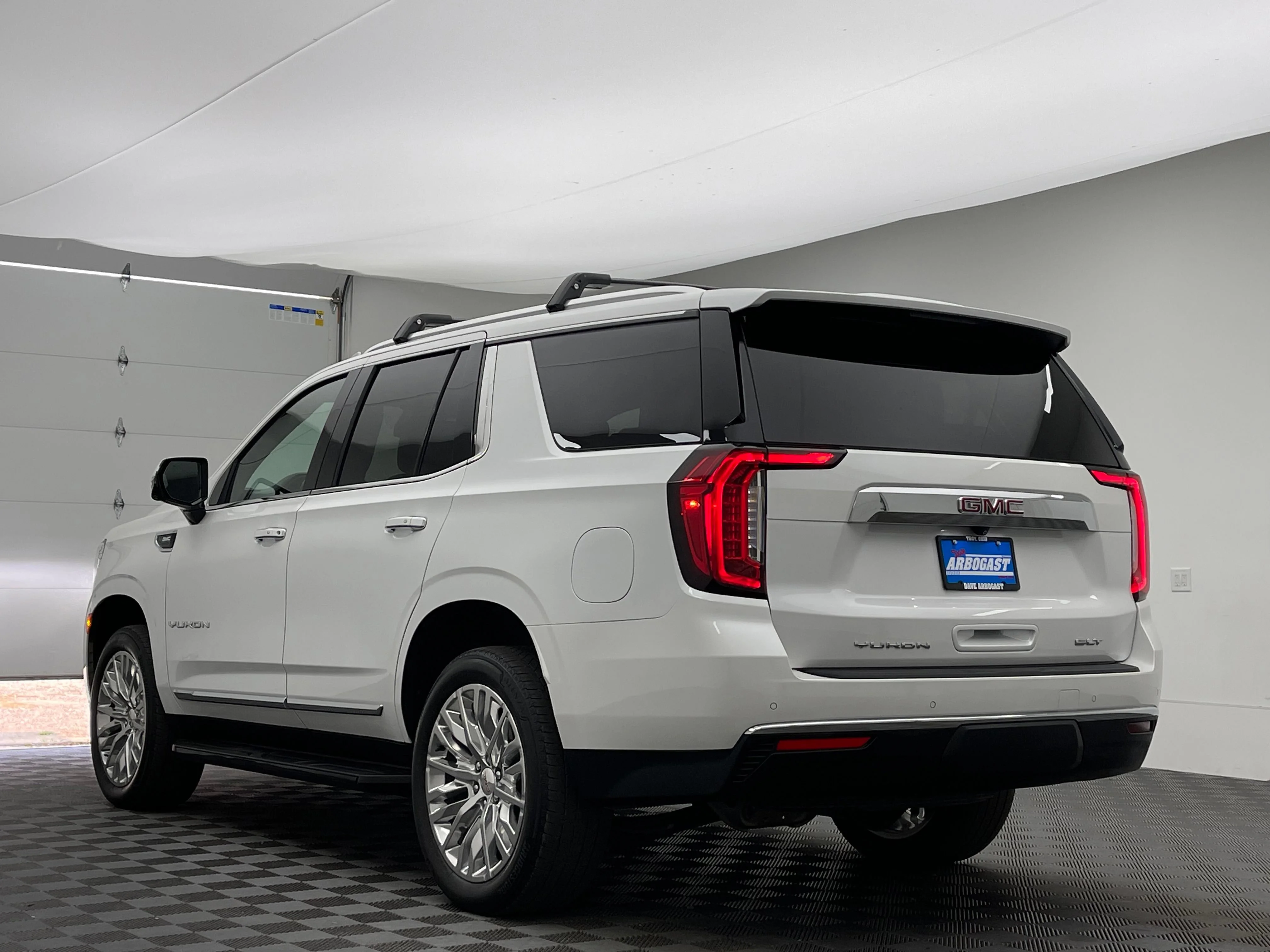 Used 2024 White Frost Tricoat GMC SLT image 13