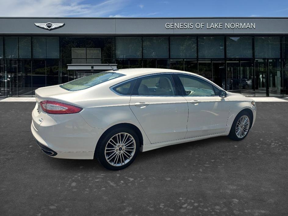 Used 2016 White Platinum Clearcoat Metallic Ford SE image 5