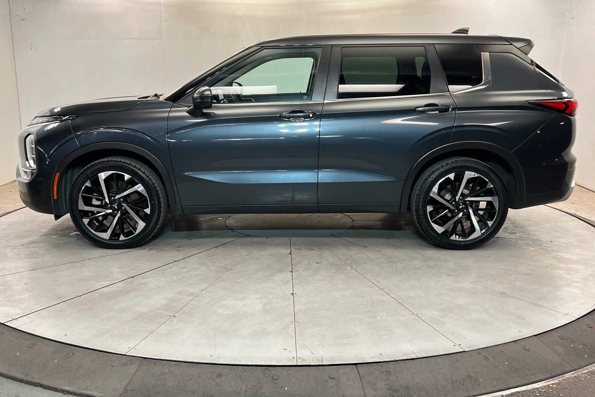 Used 2024 Silver Mitsubishi SE image 2