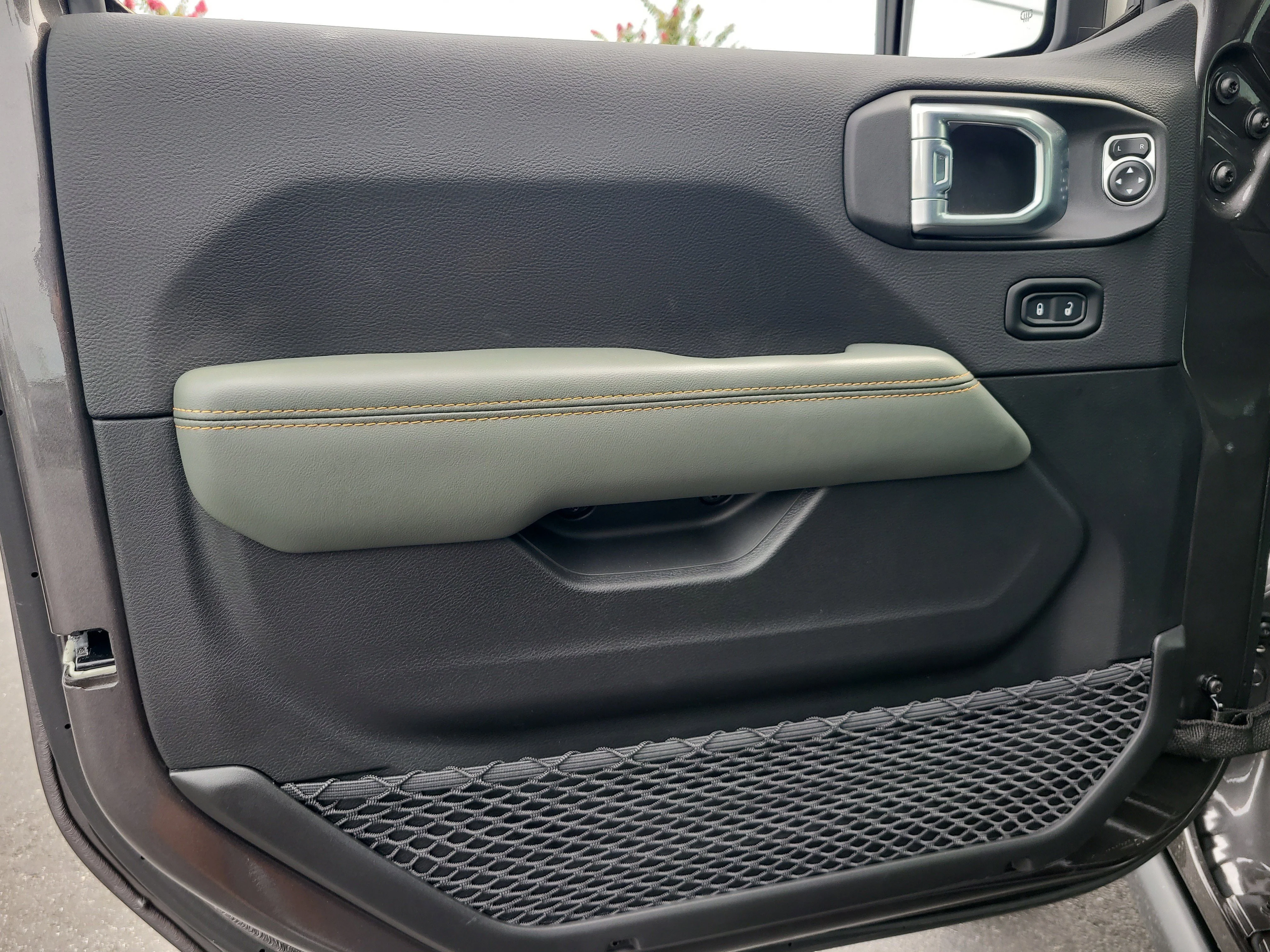 New 2026 Granite Crystal Metallic Clearcoat Jeep Mojave X image 12