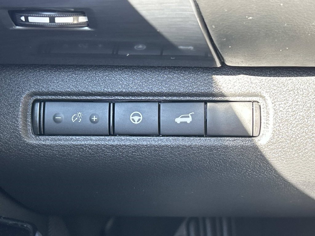 Used 2022 White Nissan SL image 20