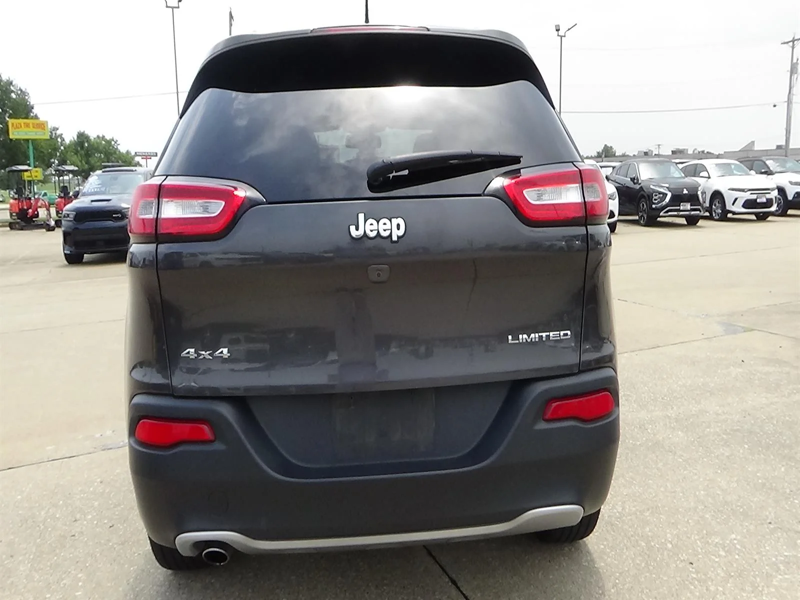 Used 2016 Granite Crystal M Jeep Limited image 7