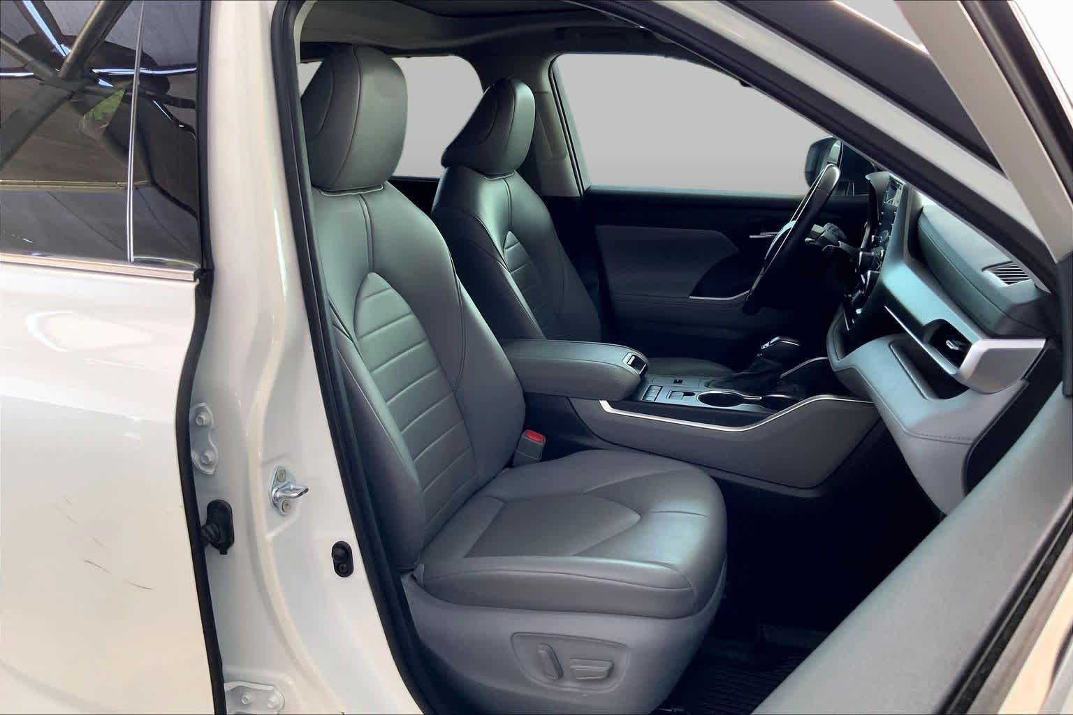 Used 2021 Blizzard Pearl Toyota XLE image 9