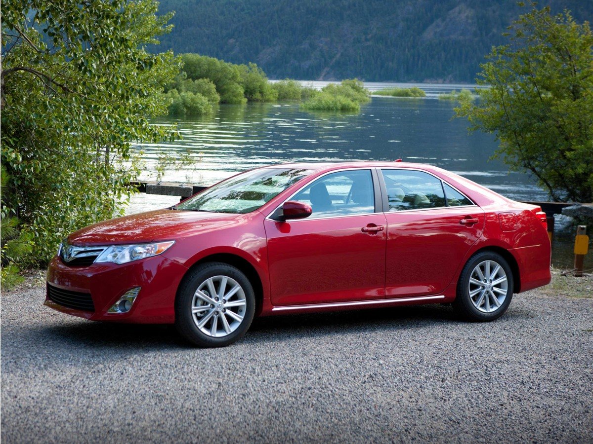 Used 2012 White Toyota XLE image 1