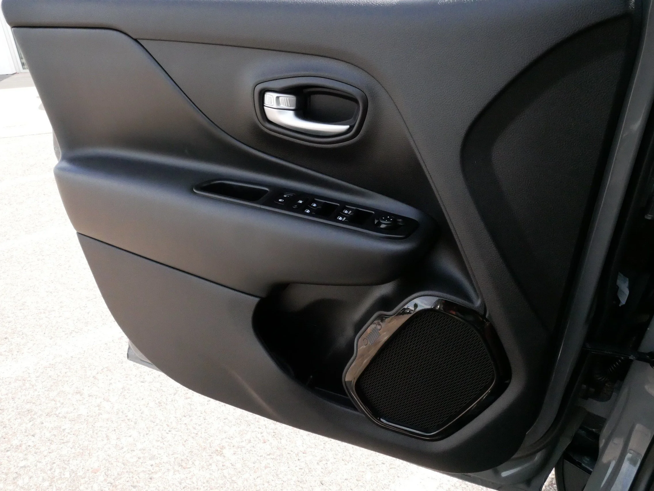 Used 2022 Sting-Gray Clearcoat Jeep Altitude image 27
