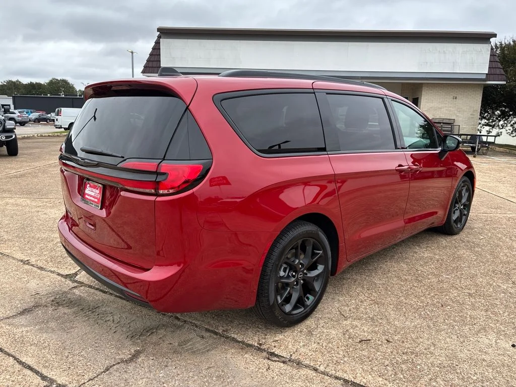 New 2026 Red Hot Pearl-Coat Exterior Paint Chrysler Select image 5