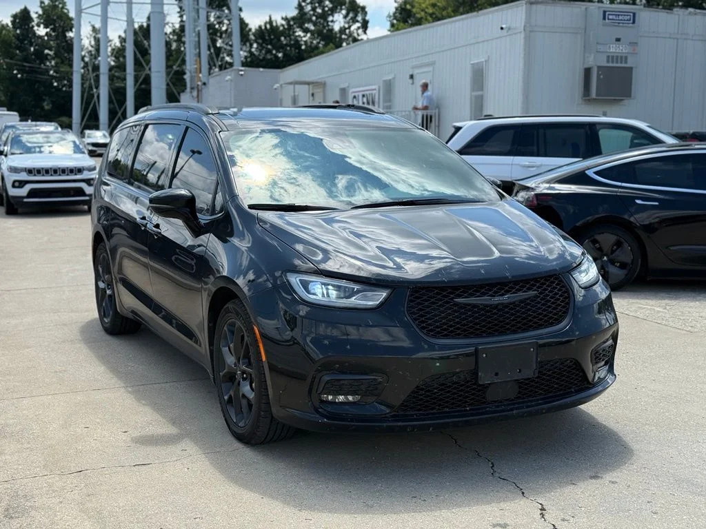 Used 2025 Black Chrysler Limited image 4