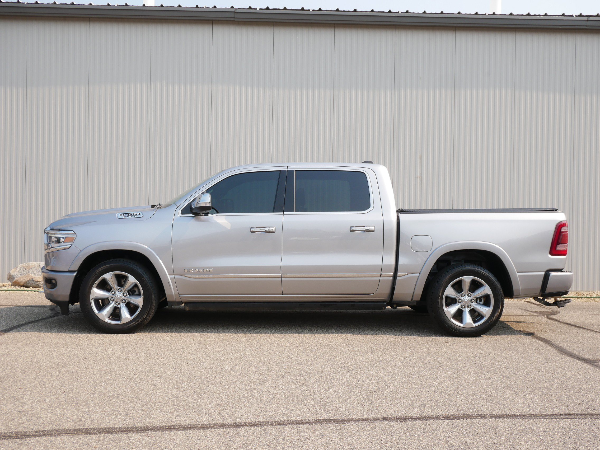 Used 2020 RAM Ram 1500 Pickup Limited with VIN 1C6SRFHT3LN189550 for sale in Hastings, Minnesota