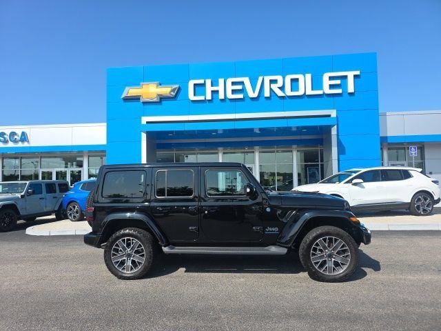 Used 2024 Black Clearcoat Jeep High Altitude image 2