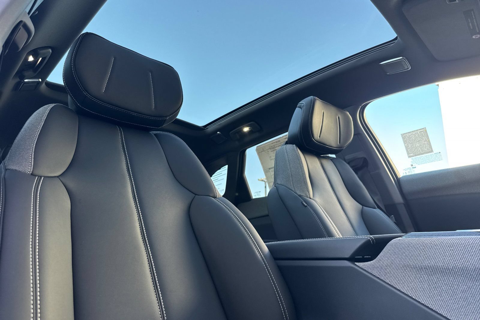 2027 Cadillac OPTIQ Luxury - Photo 17