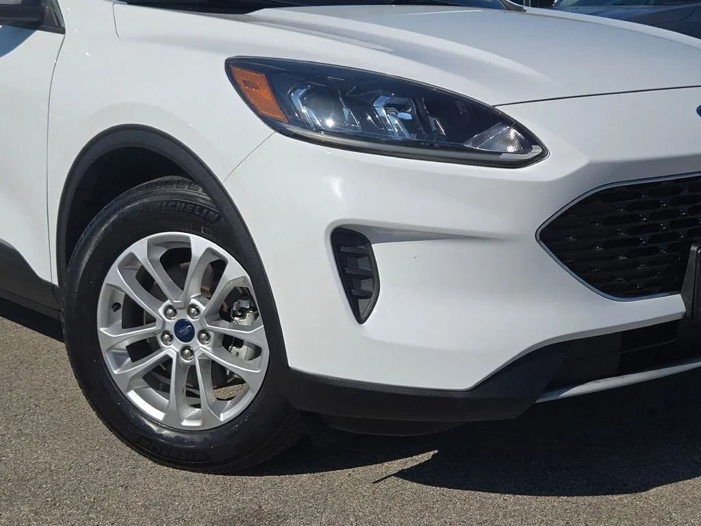 Used 2020 White Ford SE image 3