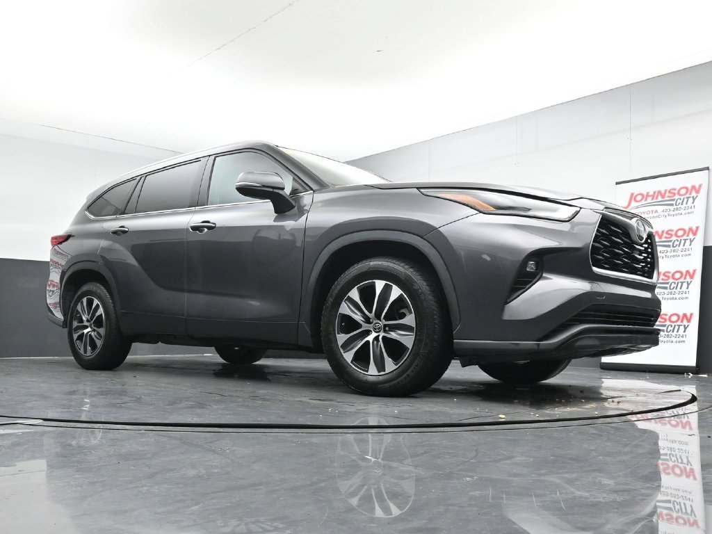 Used 2022 Gray Toyota XLE image 32