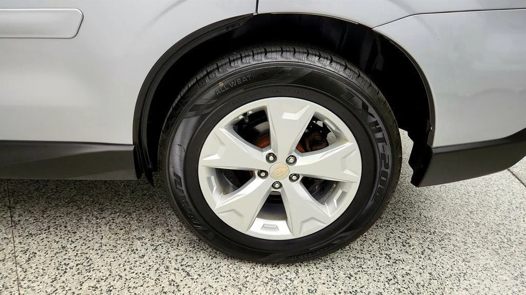 Used 2016 Ice Silver Metallic Subaru 4dr CVT 2.5i Premium PZEV w/ All Weather Pkg image 9