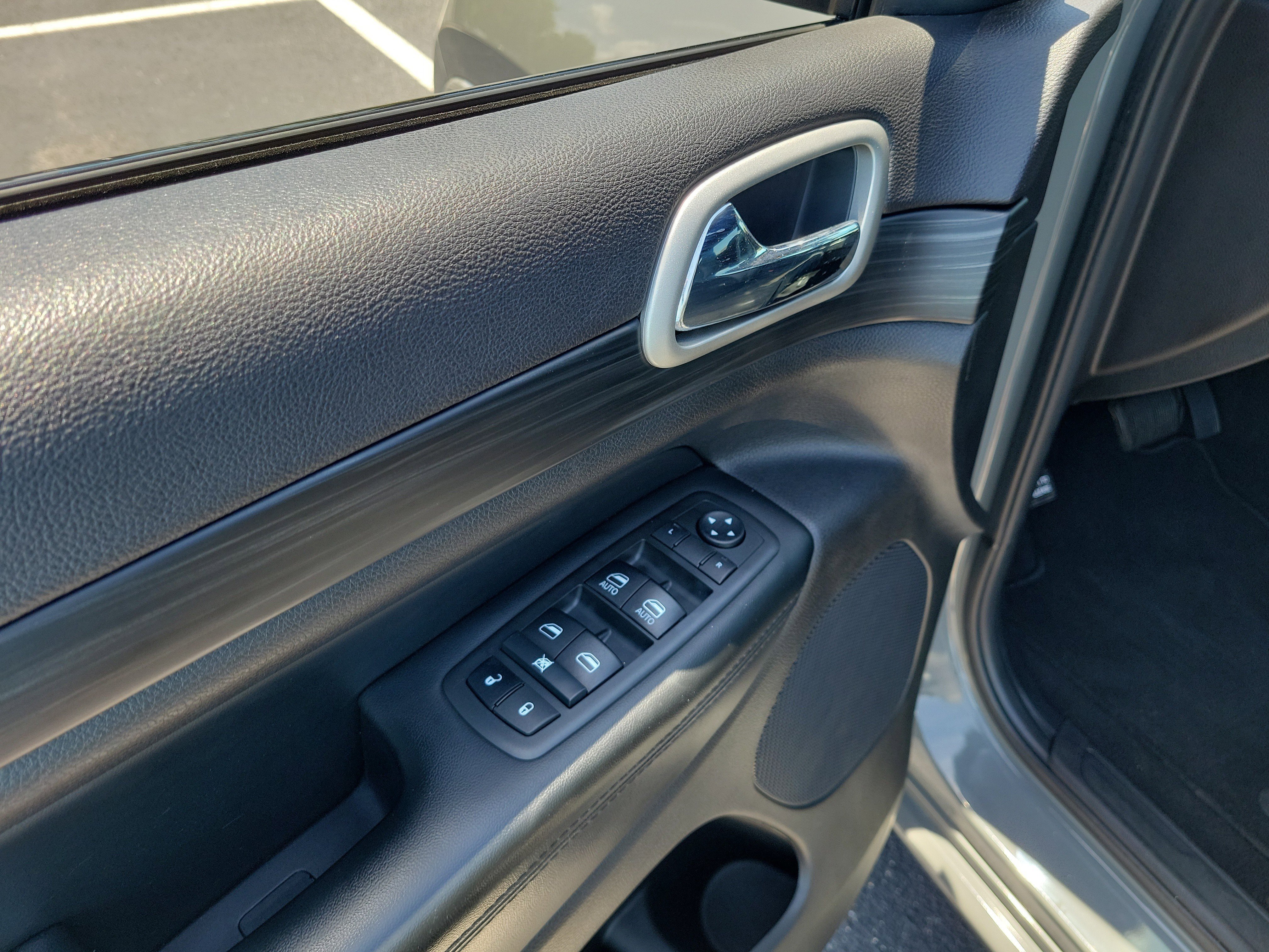 Used 2021 Sting-Gray Clearcoat Jeep Laredo X image 20