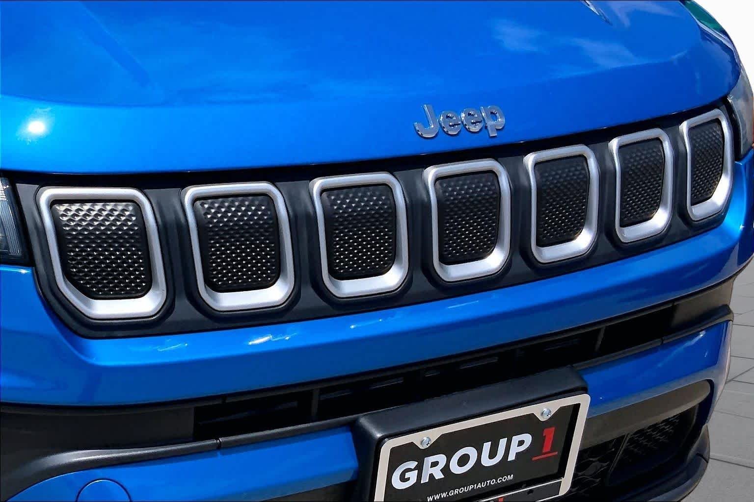Used 2022 Laser Blue Pearlcoat Jeep Latitude image 29