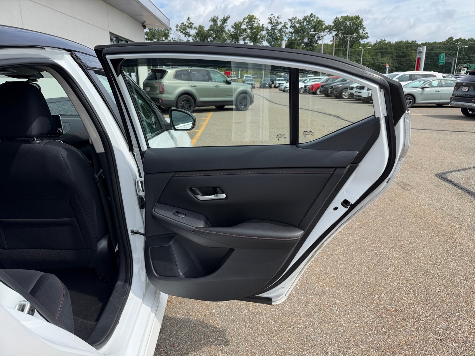 Used 2024 Aspen White Tricoat/Super Black Nissan SR image 33