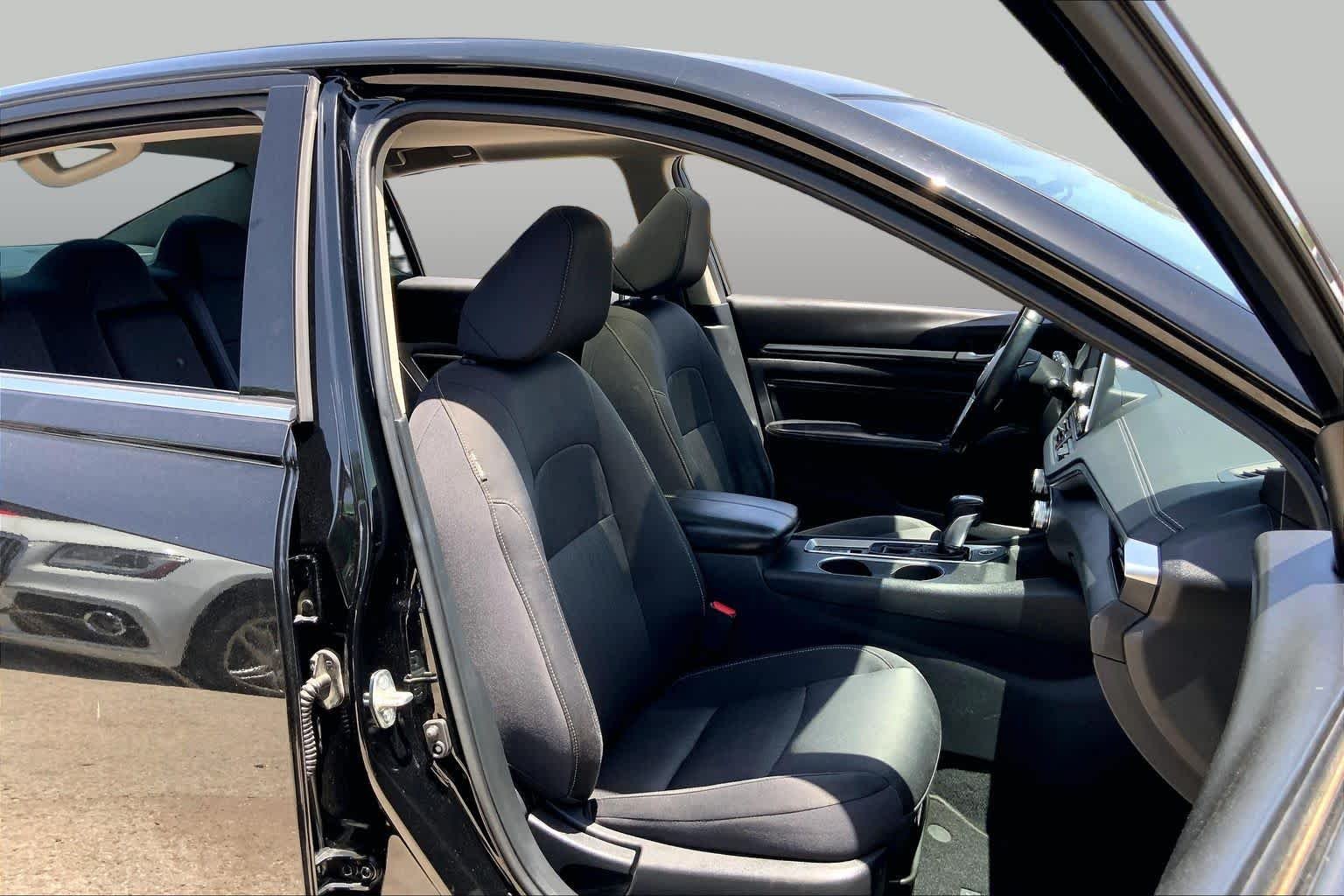 Used 2019 Super Black Nissan 2.5 SV image 9